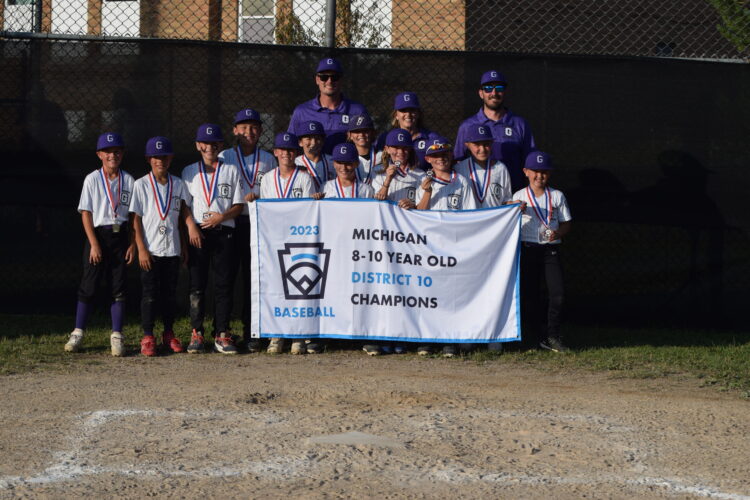 Gladstone survives late rally, wins district championship News